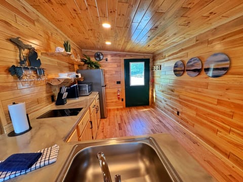 Cottage, 1 Queen Bed, Lake View | Free WiFi, bed sheets