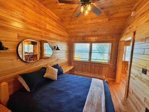 Cottage, 1 Queen Bed, Lake View | Free WiFi, bed sheets