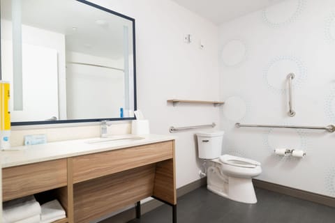 Room, 1 King Bed, Accessible, Bathtub | Bathroom