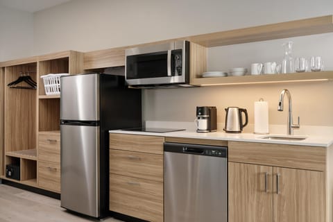 Full-size fridge, microwave, stovetop, dishwasher