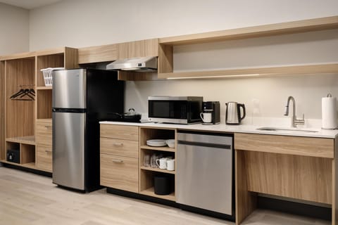 Full-size fridge, microwave, stovetop, dishwasher