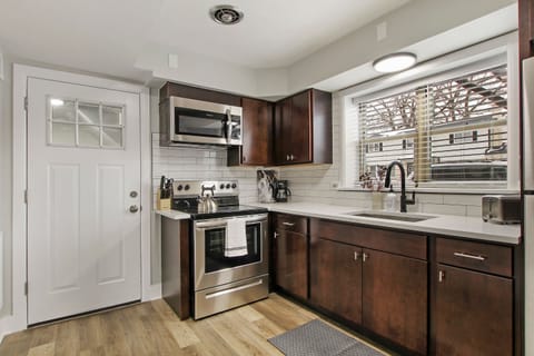 Classic Apartment, 1 Bedroom | Private kitchen | Fridge, microwave, oven, stovetop