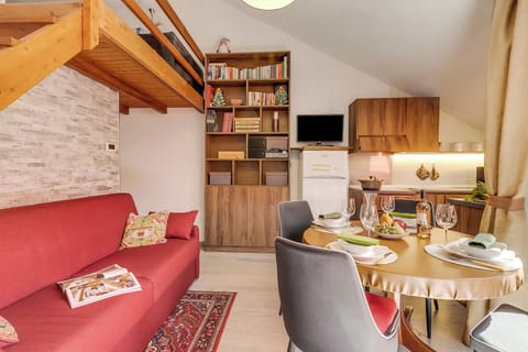 Family Apartment, Multiple Bedrooms (Appartamento Alpine Inspiration) | Living area | 21-inch flat-screen TV with cable channels