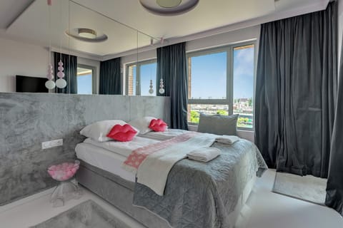 Deluxe Apartment | Iron/ironing board, WiFi (free)