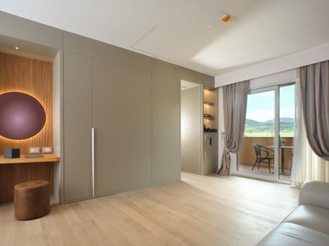 Suite con sauna, bagno turco, doccia emozionale privata e terrazza panoramica | Living area | 80-cm flat-screen TV with cable channels