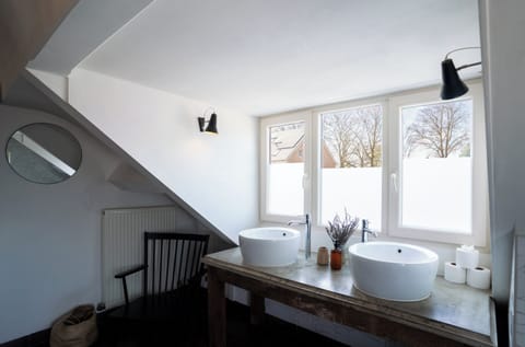 House, 4 Bedrooms | Bathroom | Combined shower/tub, free toiletries, soap, shampoo