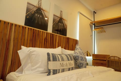 Comfort Room, 1 Queen Bed | Laptop workspace, free WiFi
