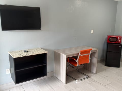 Comfort Room, 1 King Bed, Non Smoking | Desk, free WiFi