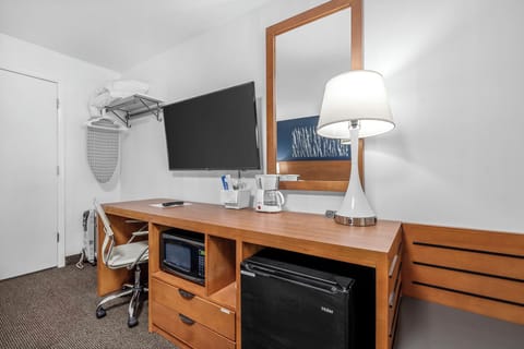 Room, Ensuite (Single Queen) | Desk, blackout drapes, free WiFi, bed sheets