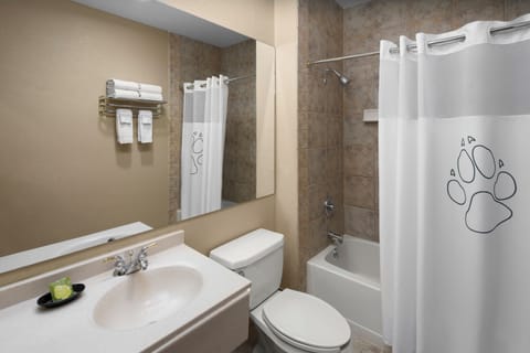 Wolf Den Suite - Waterpark Included | In-room safe, iron/ironing board, Internet, bed sheets