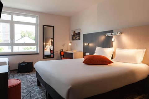 Privilège Room | Premium bedding, pillowtop beds, desk, soundproofing