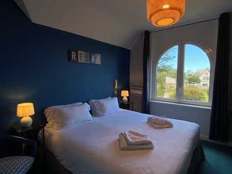 Economy Room (Pavilion) | Premium bedding, individually decorated, individually furnished, desk