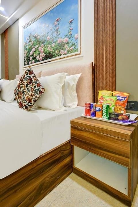 Deluxe Room, City View | Premium bedding, down comforters, pillowtop beds, minibar