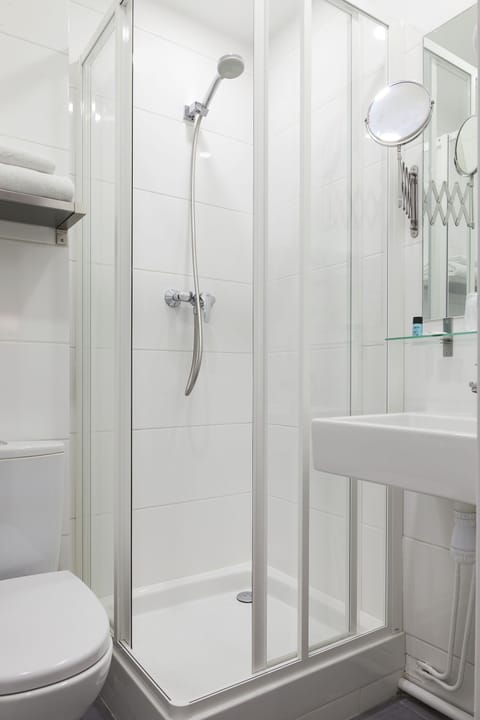 Double Room | Bathroom | Shower, rainfall showerhead, free toiletries, hair dryer