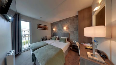 Standard Twin Room | Desk, laptop workspace, iron/ironing board, free WiFi