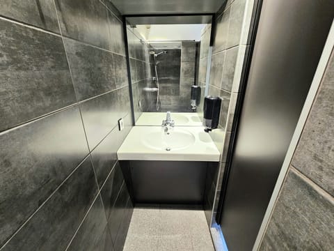 Twin Room | Bathroom | Shower, towels