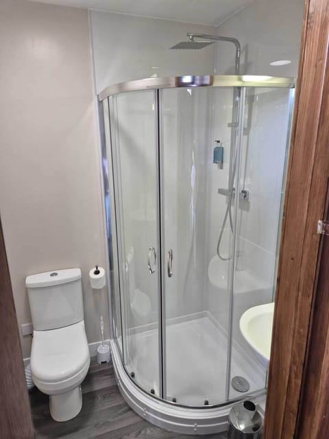 Classic Double Room | Bathroom | Shower, hair dryer, towels, soap