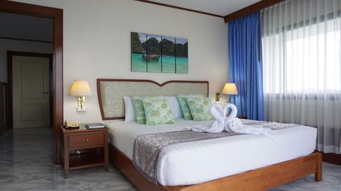 Junior Suite | Minibar, desk, rollaway beds (surcharge), WiFi (free)