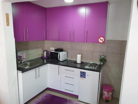 Espresso maker, coffee/tea maker, electric kettle, dining tables