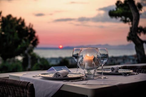 2 restaurants; lunch and dinner served