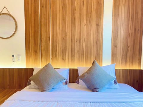 Soundproofing, free WiFi, bed sheets