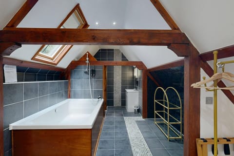 Superior Suite | Bathroom | Shower, hair dryer, towels, soap