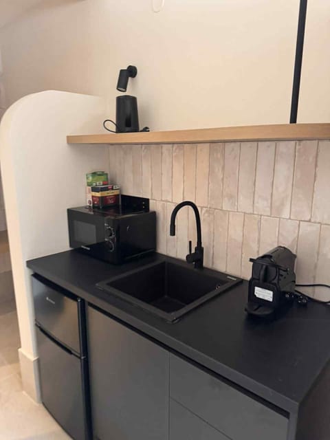 Deluxe Studio Suite | In-room safe, blackout drapes, soundproofing, iron/ironing board