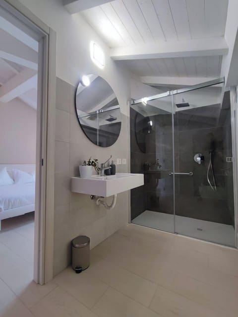 Deluxe Townhome, Mobility Accessible, Non Smoking | Bathroom | Shower, free toiletries, hair dryer, bathrobes