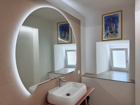 Room | Bathroom | Shower, free toiletries, hair dryer, slippers