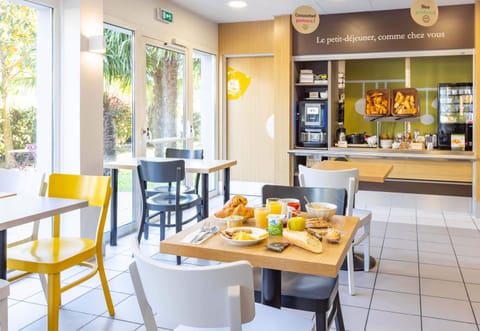 Daily buffet breakfast for a fee