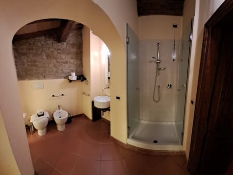 Deluxe Quadruple Room, Garden View | Bathroom