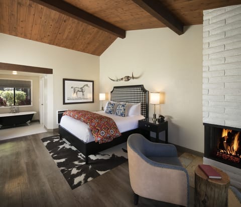 Deluxe Room, 1 King Bed, Fireplace | In-room safe, desk, iron/ironing board, free WiFi