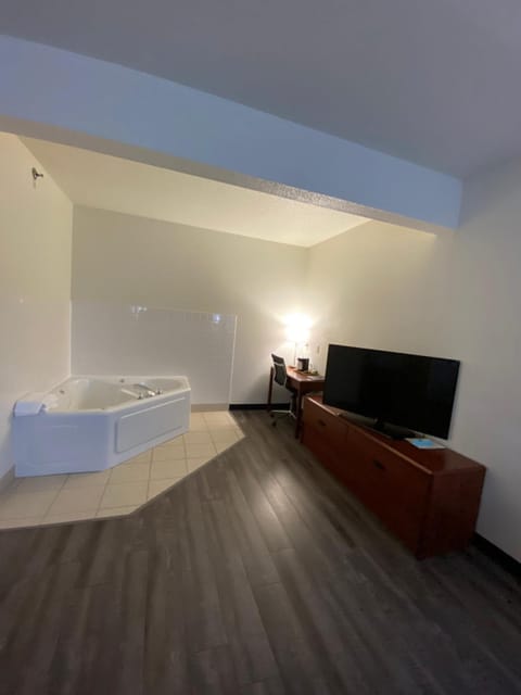 Deluxe Studio Suite, 1 King Bed, Non Smoking | Private spa tub