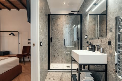 Superior Double Room | Bathroom | Shower, hair dryer, bidet, towels