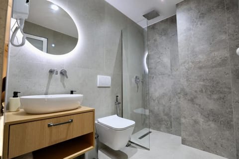 Superior Double Room, Balcony, City View | Bathroom | Shower, free toiletries, hair dryer, towels