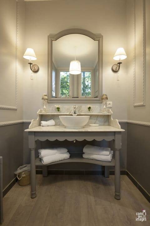 Suite (Médicis) | Bathroom | Bathtub, towels