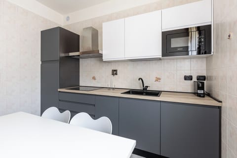 Condo, Balcony | Private kitchen | Fridge, oven, stovetop, dishwasher