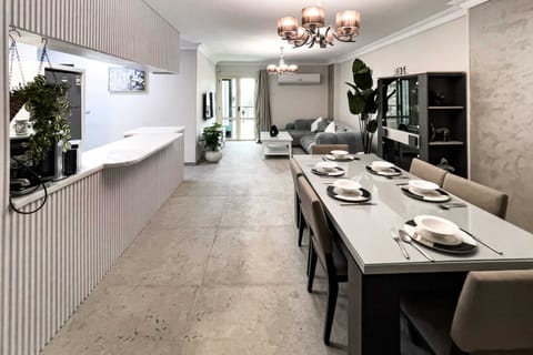Basic Apartment | Dining