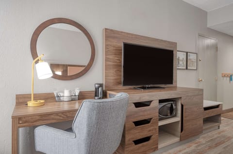 Premium bedding, individually decorated, individually furnished, desk