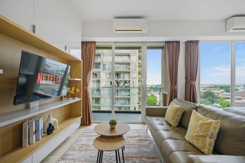 Apartment, 1 Bedroom, Courtyard View | Living room | 43-inch Smart TV with cable channels, Netflix, streaming services