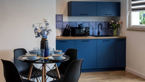 Apartament (E8) | Private kitchen | Fridge, stovetop, electric kettle, cookware/dishes/utensils