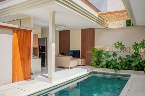 Deluxe Room | Living area | 32-inch TV with digital channels