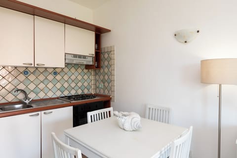 Apartment, 2 Bedrooms, Patio | Private kitchen | Fridge, oven, stovetop, cookware/dishes/utensils