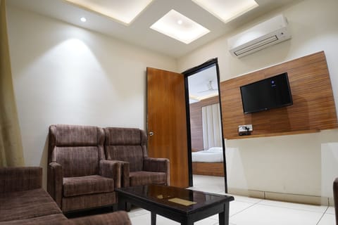 Suite | Desk, laptop workspace, blackout drapes, free WiFi