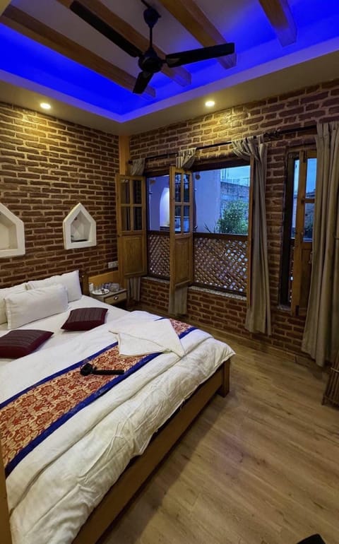 Deluxe Double Room Single Use | Bathroom | Shower, bathrobes, slippers, bidet