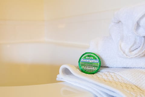 King Room with Jetted Tub Non Smoking | Bathroom amenities | Free toiletries, hair dryer, towels