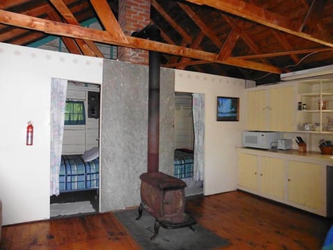 Traditional Cottage, 2 Bedrooms, Kitchen, Bay View (Waterfront Cottage 6 ) | Room amenity