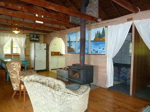 Traditional Cottage, 2 Bedrooms, Kitchen, Bay View (Waterfront Cottage 7) | Living area