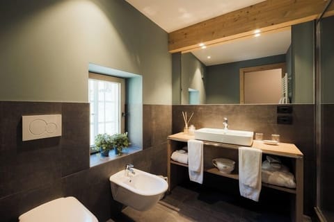 Apartment | Bathroom | Free toiletries, hair dryer, towels