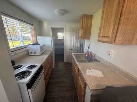 Cottage, 2 Double Beds | Private kitchen | Microwave